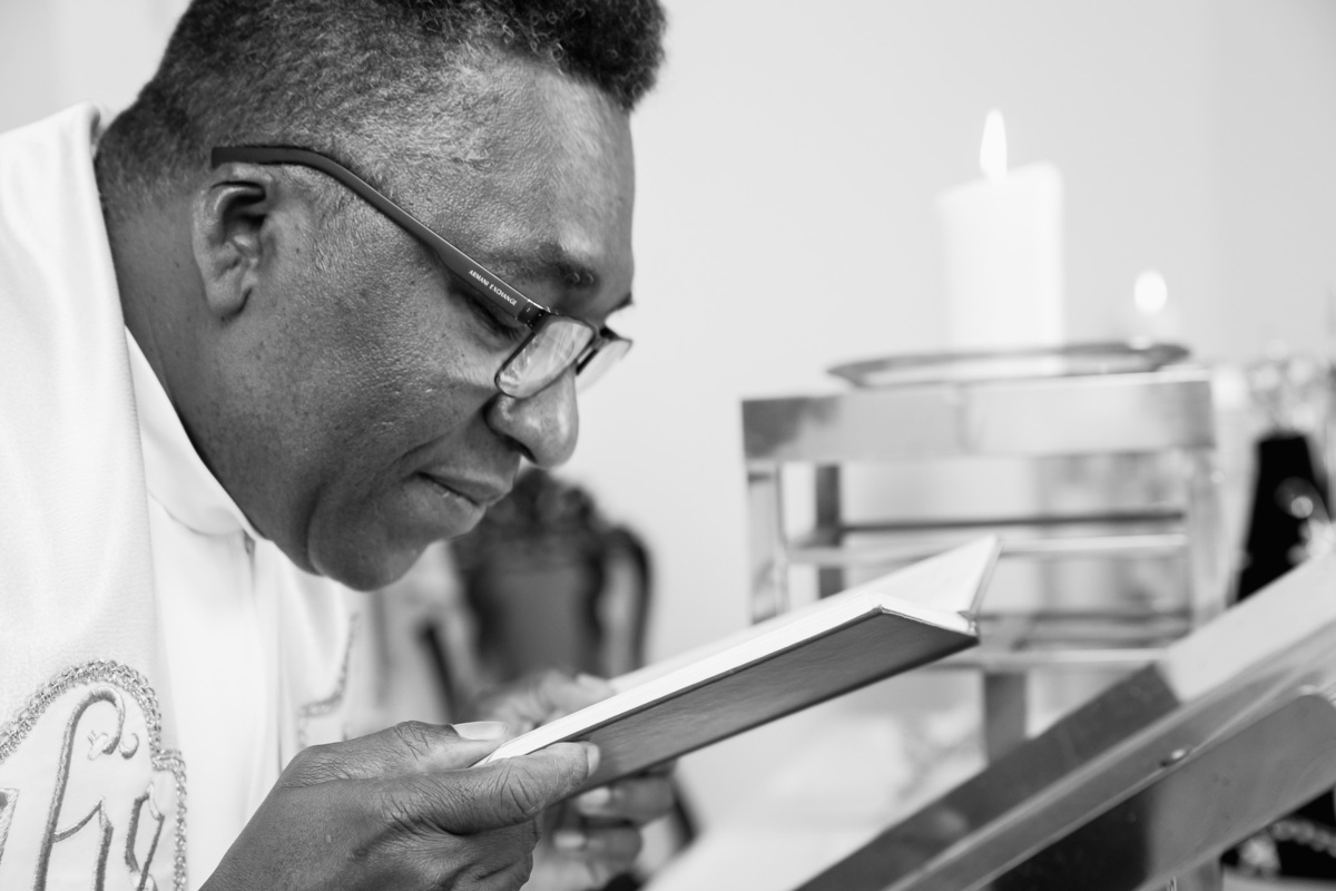 padre fazendo a cerimonia do batismos