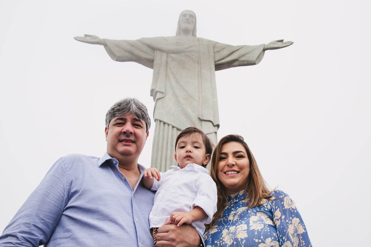 Cristo Redentor RJ tempo nublado com família para batizado