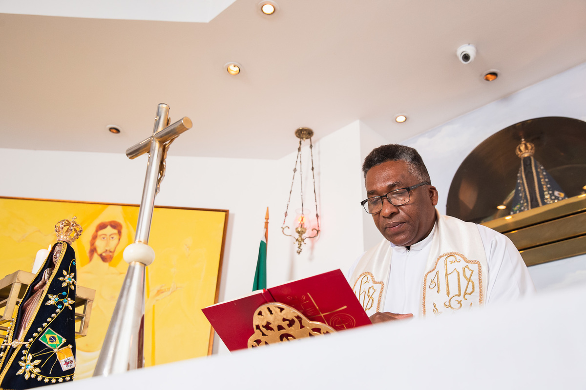 familia participando do batismo bençao do padre