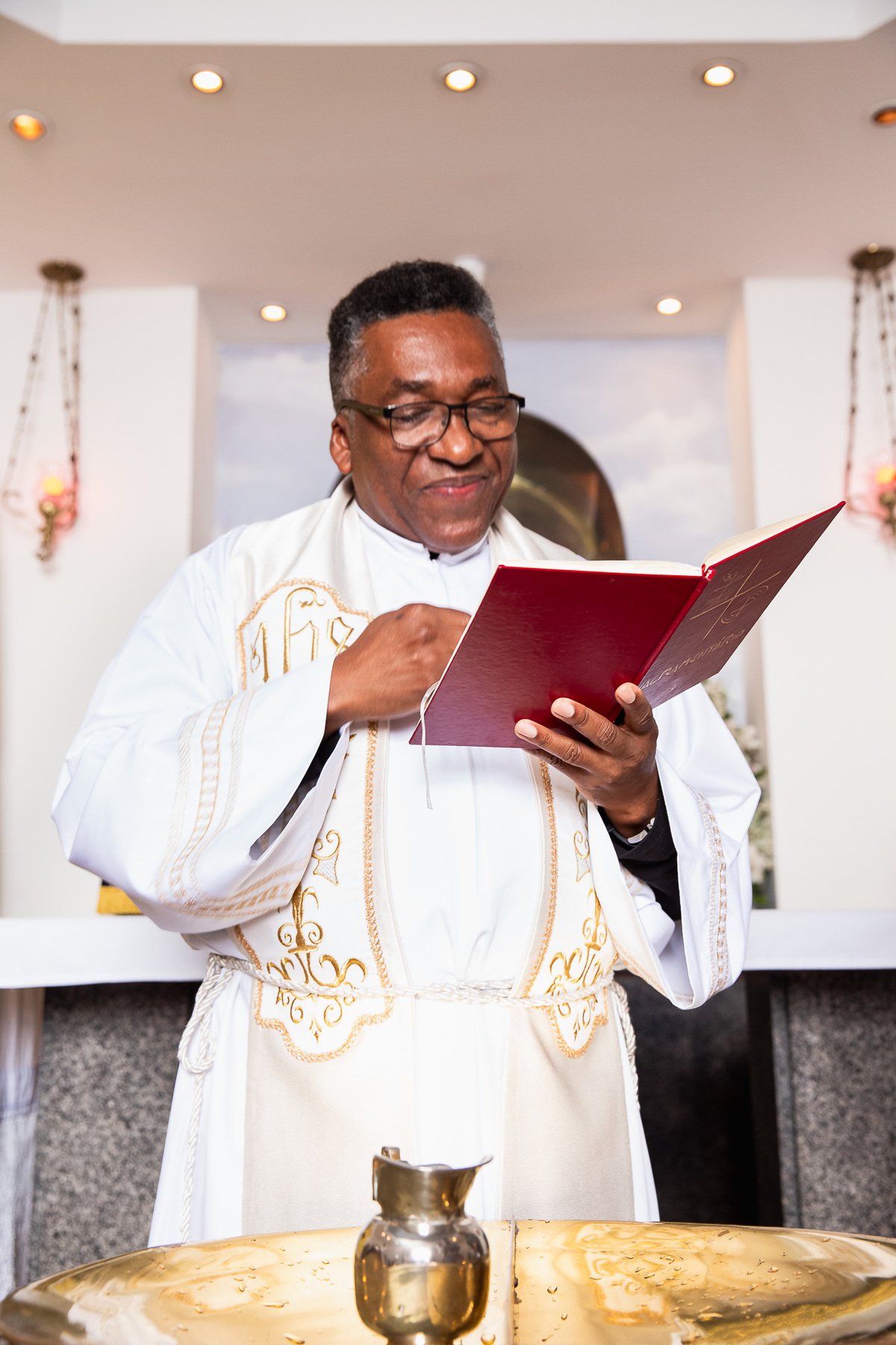 familia participando do batismo bençao do padre