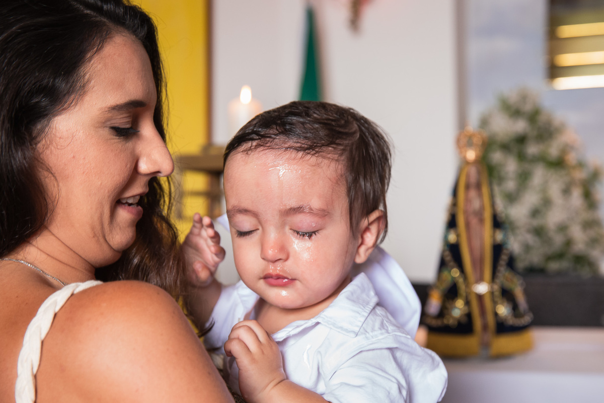 familia participando do batismo enxugando criança após receber água