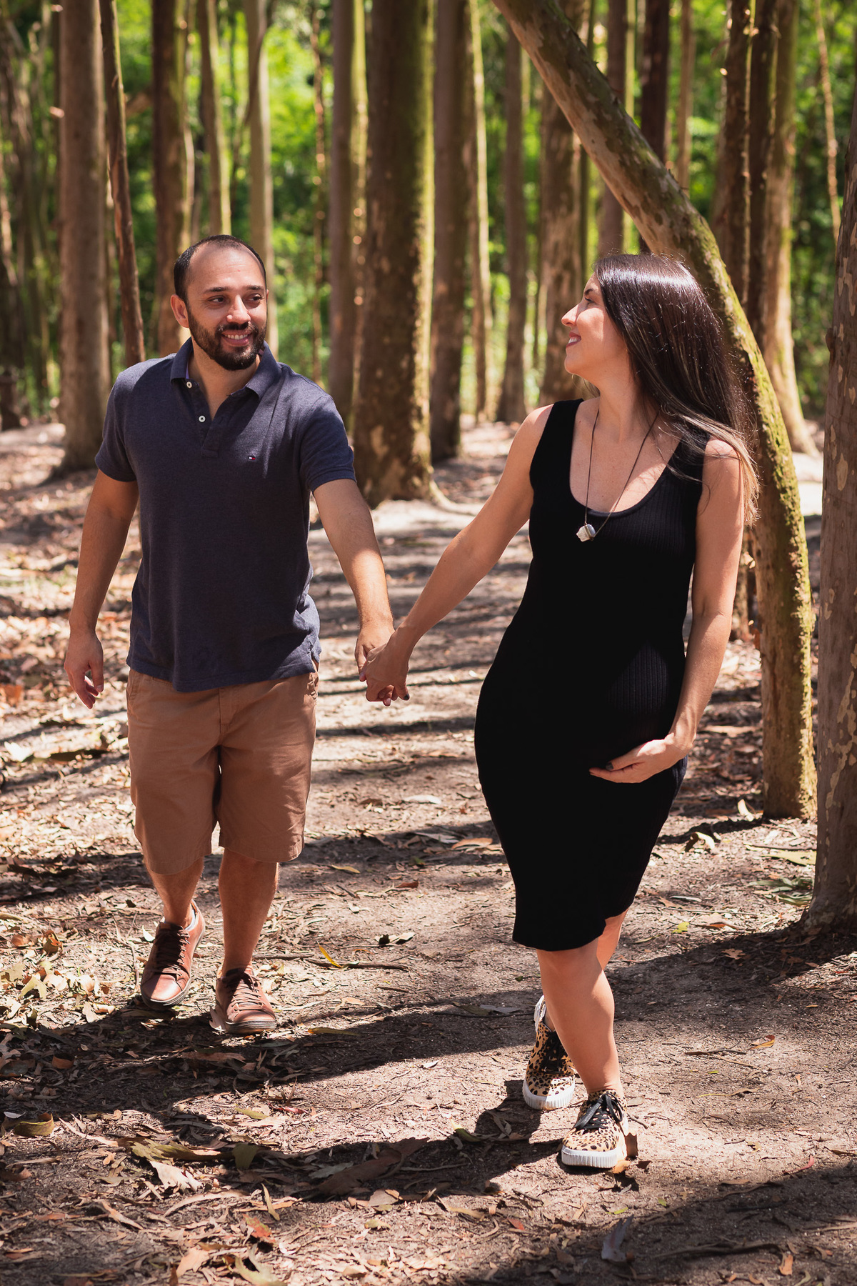 Stefanie e Diego à espera da Livia no parque da cidade em niteroi ensaio de gestante bosque de eucaliptos