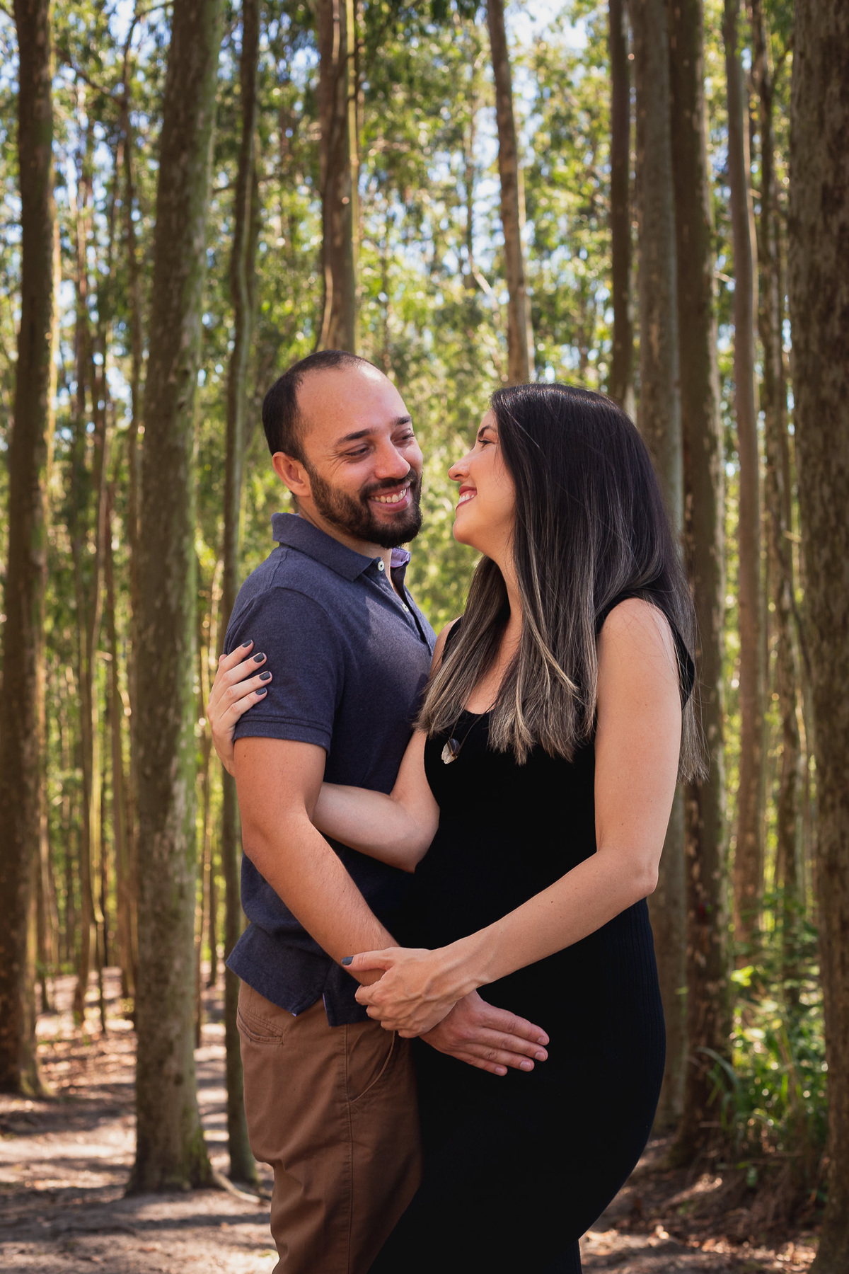 Stefanie e Diego à espera da Livia no parque da cidade em niteroi ensaio de gestante bosque de eucaliptos