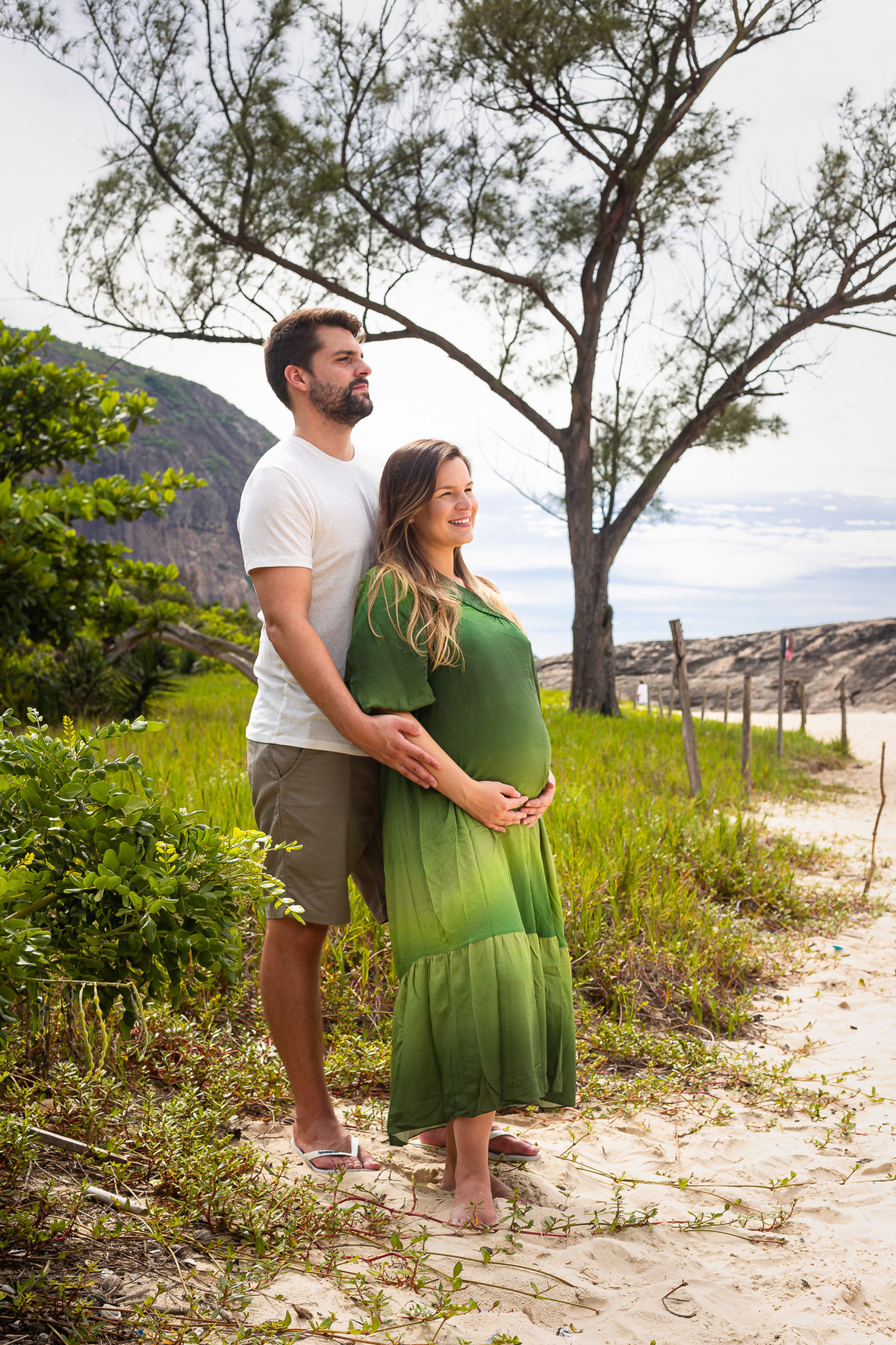 casal gestante abraçados na praia de itacoatiara niteroi rj