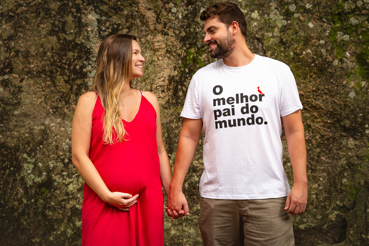 casal gestante se olhando camisa escrita o melhor pai do mundo mae com a mao na barriga