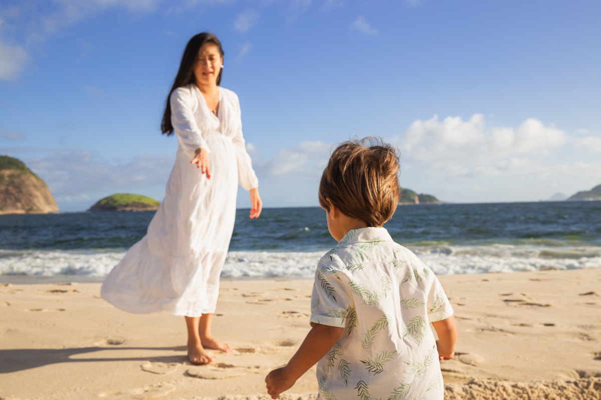 ensaio fotografico na praia de camboinhas. gestante e filho na praia