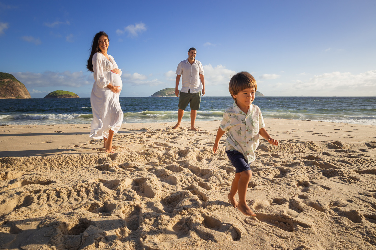ensaio fotografico na praia de camboinhas. gestante pai e filho na praia