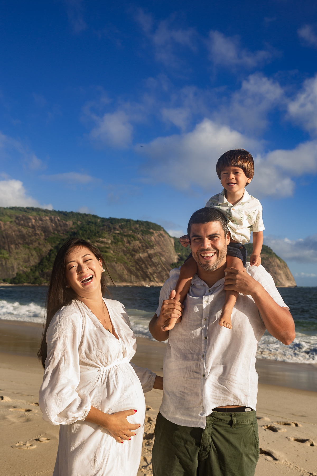 ensaio fotografico na praia de camboinhas. gestante pai e filho na praia