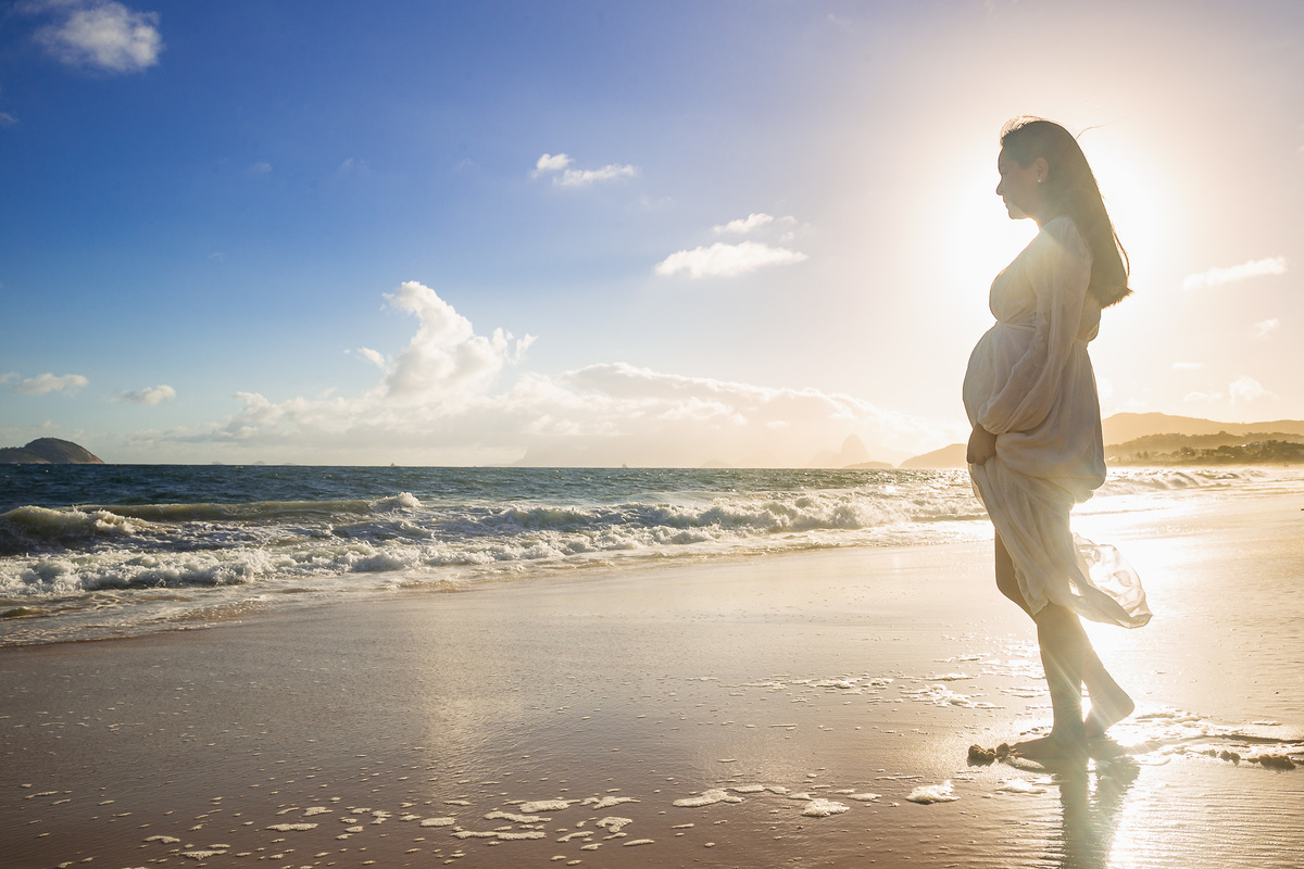 ensaio fotografico 
na praia de camboinhas. gestante na praia na beira do mar