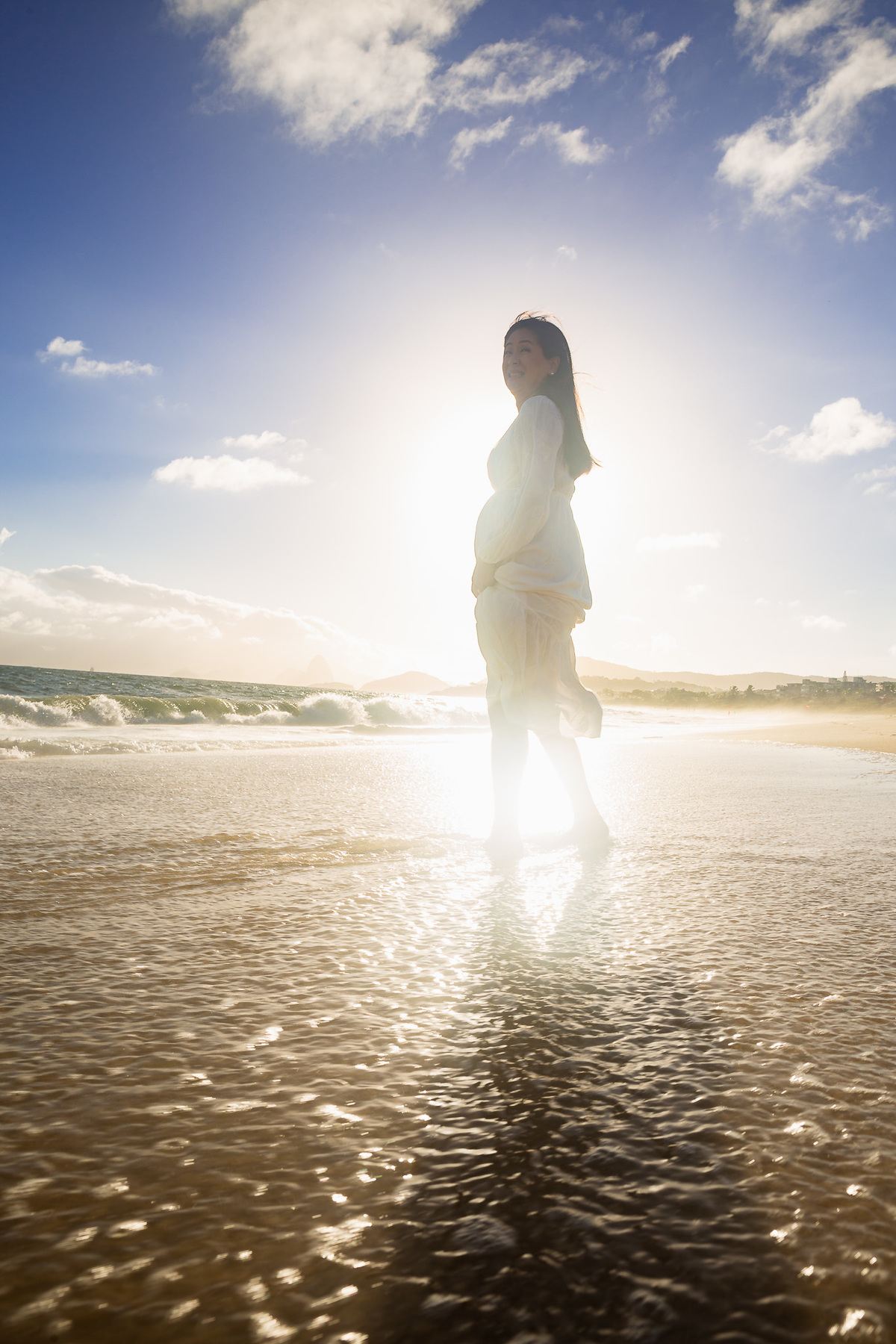 ensaio fotografico na praia de camboinhas. gestante na praia na beira do mar