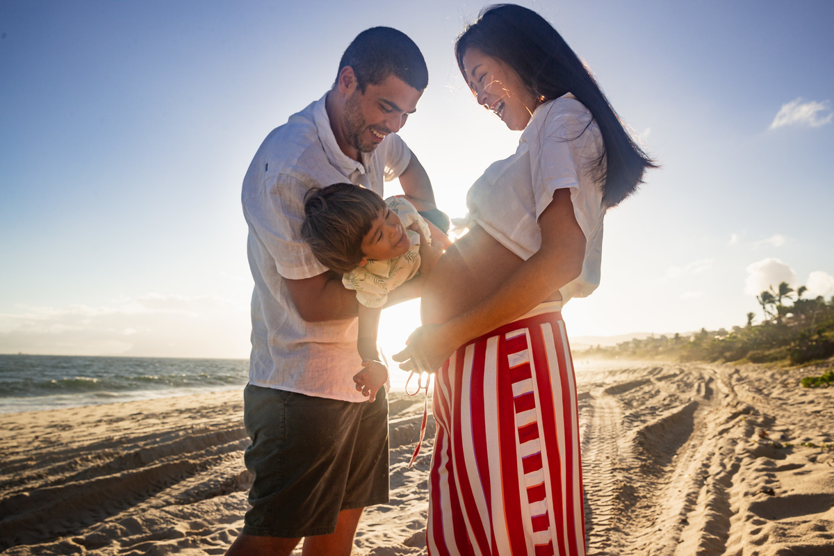 ensaio fotografico na praia de camboinhas. gestante pai e filho na praia