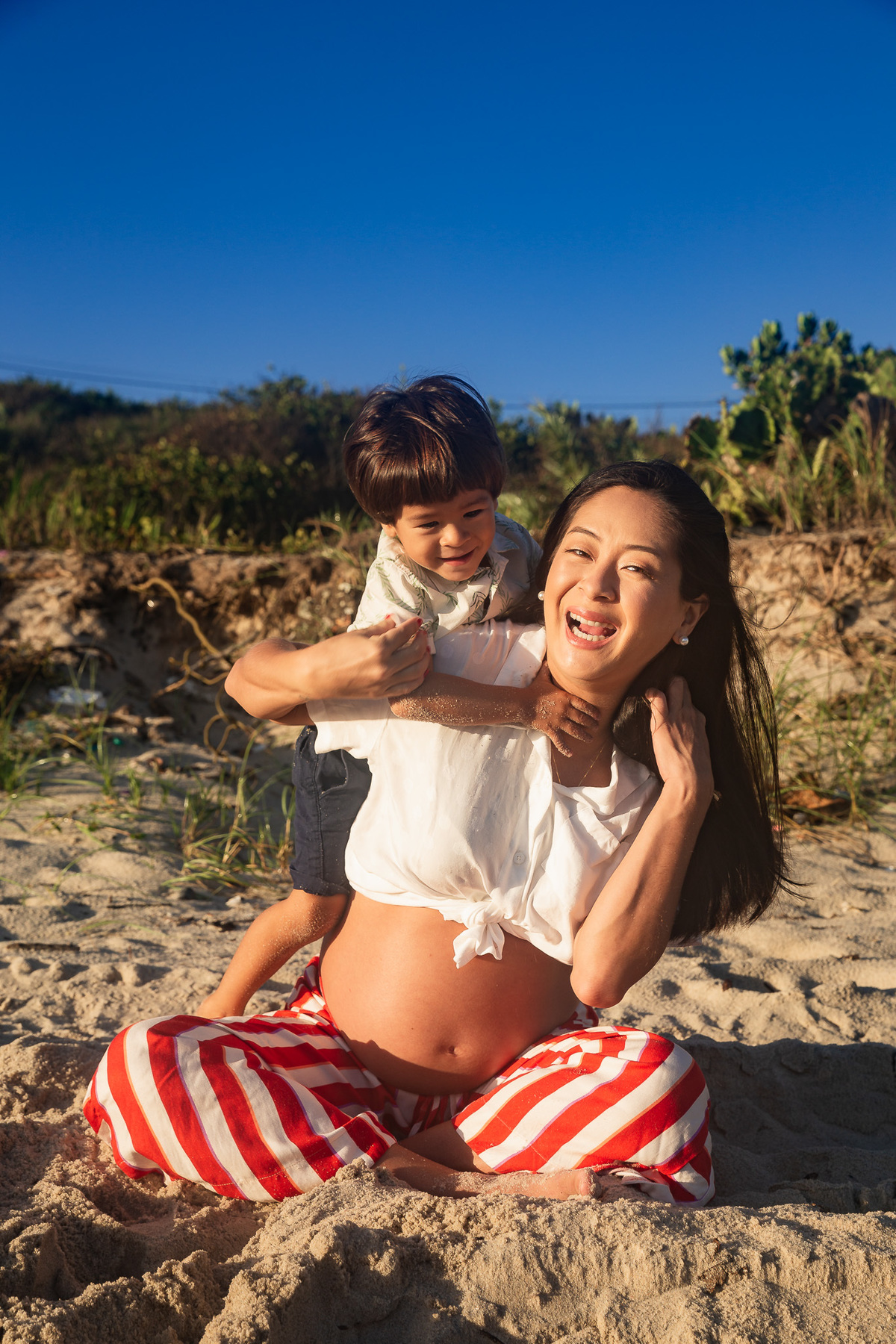 ensaio fotografico na praia de camboinhas. gestante e filho na praia
