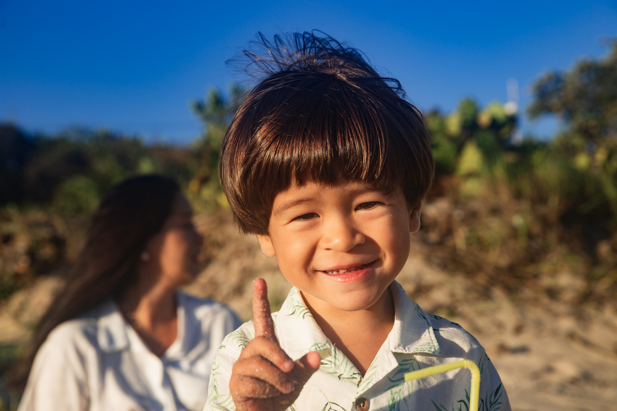 ensaio fotografico na praia de camboinhas. gestante e filho na praia
