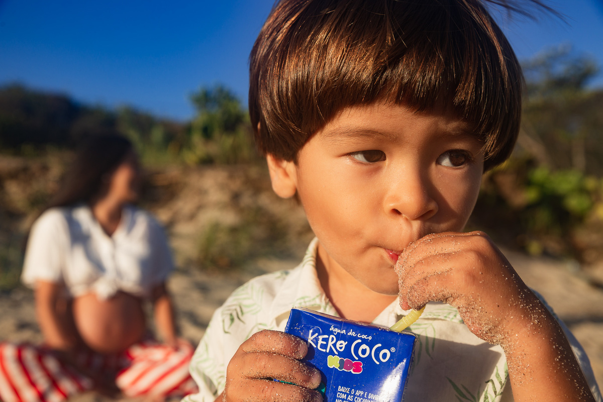 ensaio fotografico na praia de camboinhas. gestante e filho na praia
