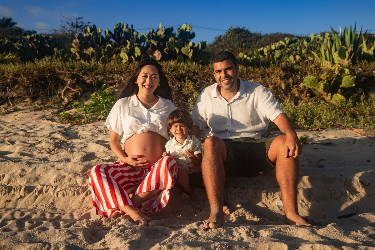 ensaio fotografico na praia de camboinhas. gestante pai e filho na praia