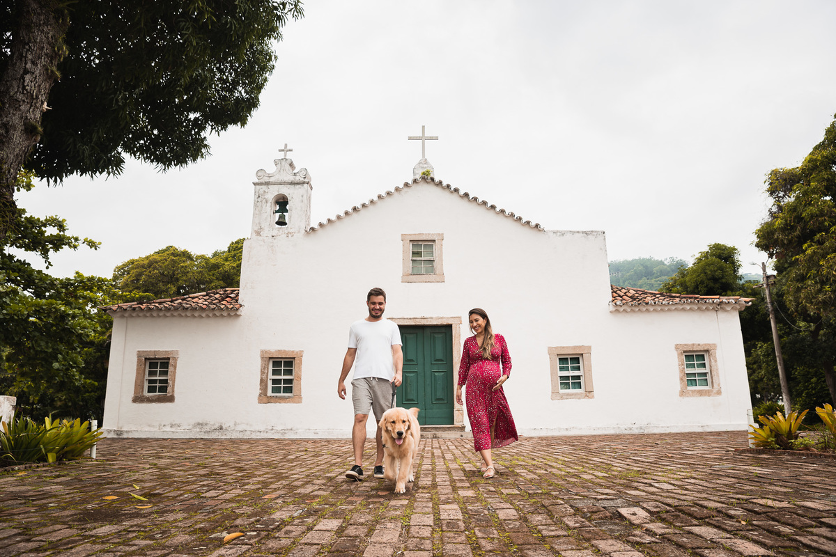 ensaio de gestante na igrejinha historica de sao francisco em niteroi fotos com pet golden retriever