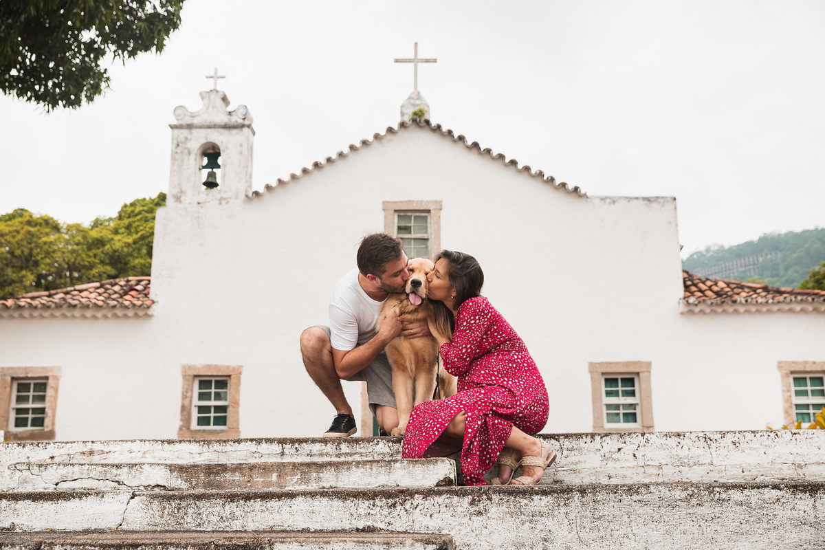 ensaio de gestante na igrejinha historica de sao francisco em niteroi fotos com pet golden retriever