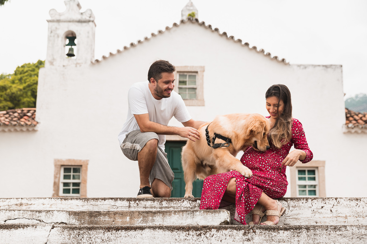 ensaio de gestante na igrejinha historica de sao francisco em niteroi fotos com pet golden retriever