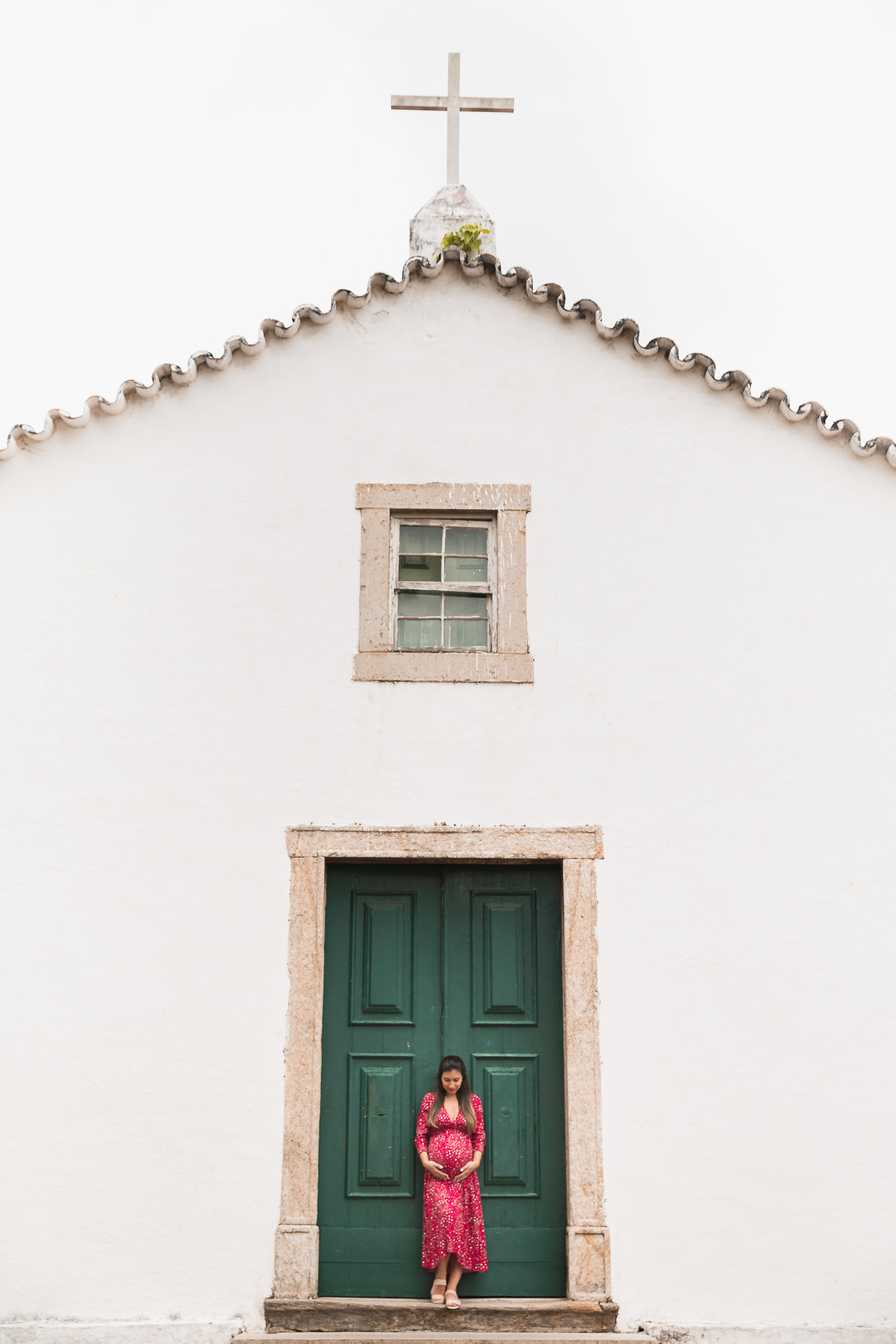 ensaio de gestante na igrejinha historica de sao francisco em niteroi fotos com pet golden retriever