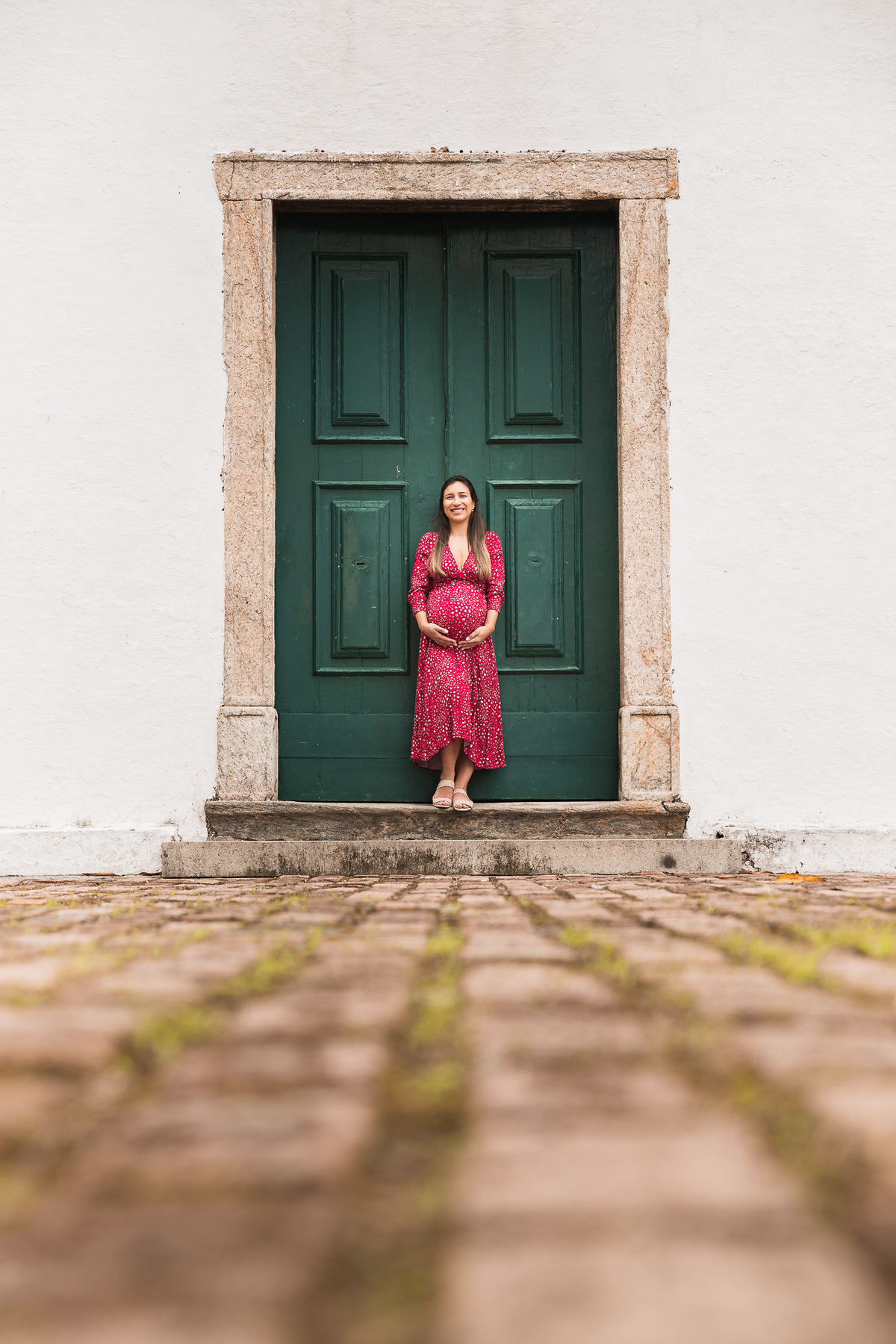 ensaio de gestante na igrejinha historica de sao francisco em niteroi fotos com pet golden retriever