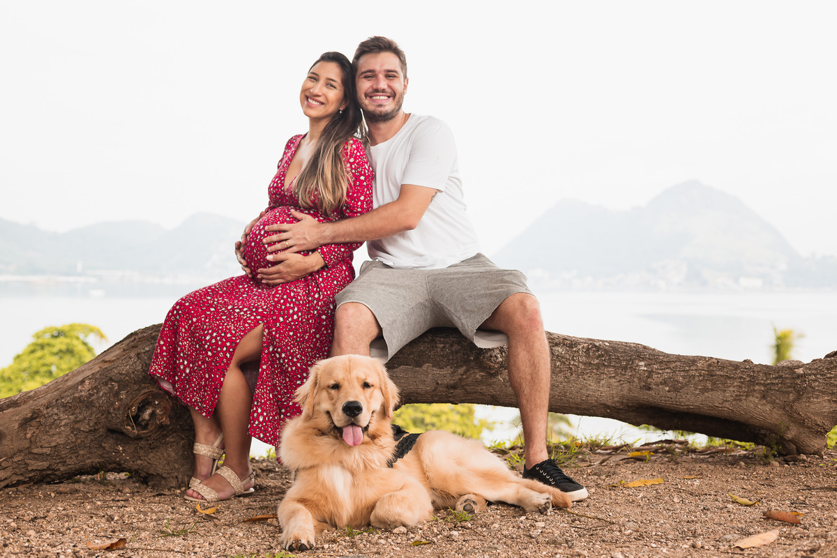 ensaio de gestante na igrejinha historica de sao francisco em niteroi fotos com pet golden retriever