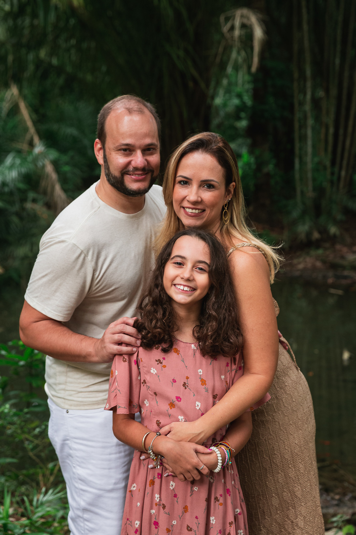 Ensaio fotografico de familia no parque lage retrato de casal com filha na beira do lago