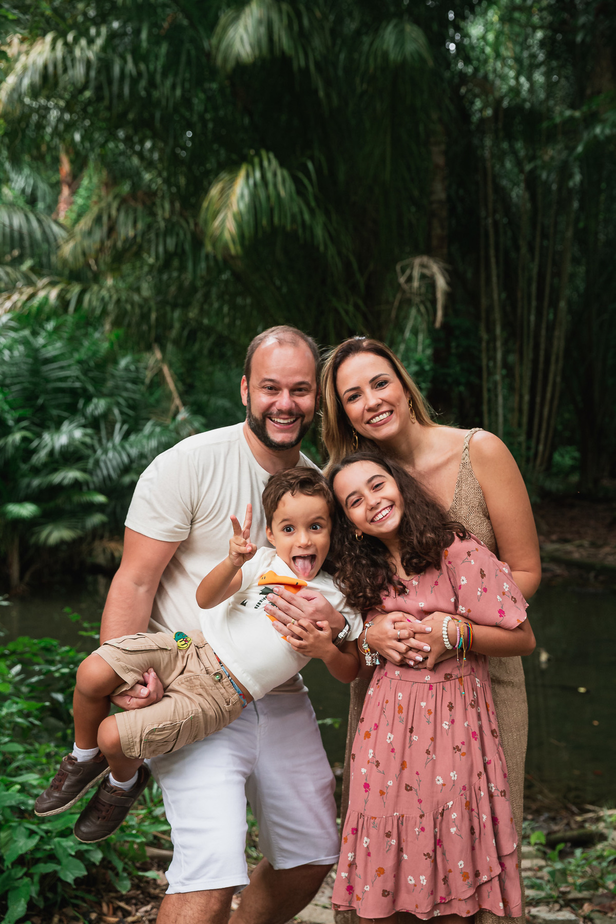 Ensaio fotografico de familia no parque lage retrato de casal com filhos na beira do lago criança mostrando a lingua