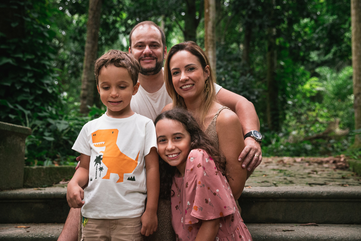 Ensaio fotografico de familia no parque lage retrato de casal com filhos sentados na escada
