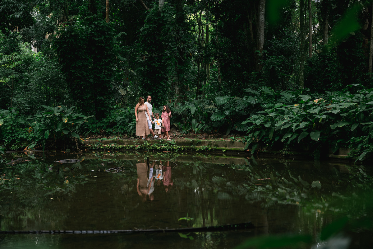 Ensaio fotografico de familia no parque lage retrato de casal com filhos caminhando na beira do lago