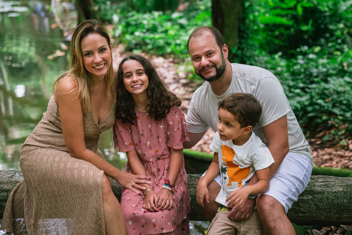 Ensaio fotografico de familia no parque lage retrato de casal com filhos sentados no tronco da arvore