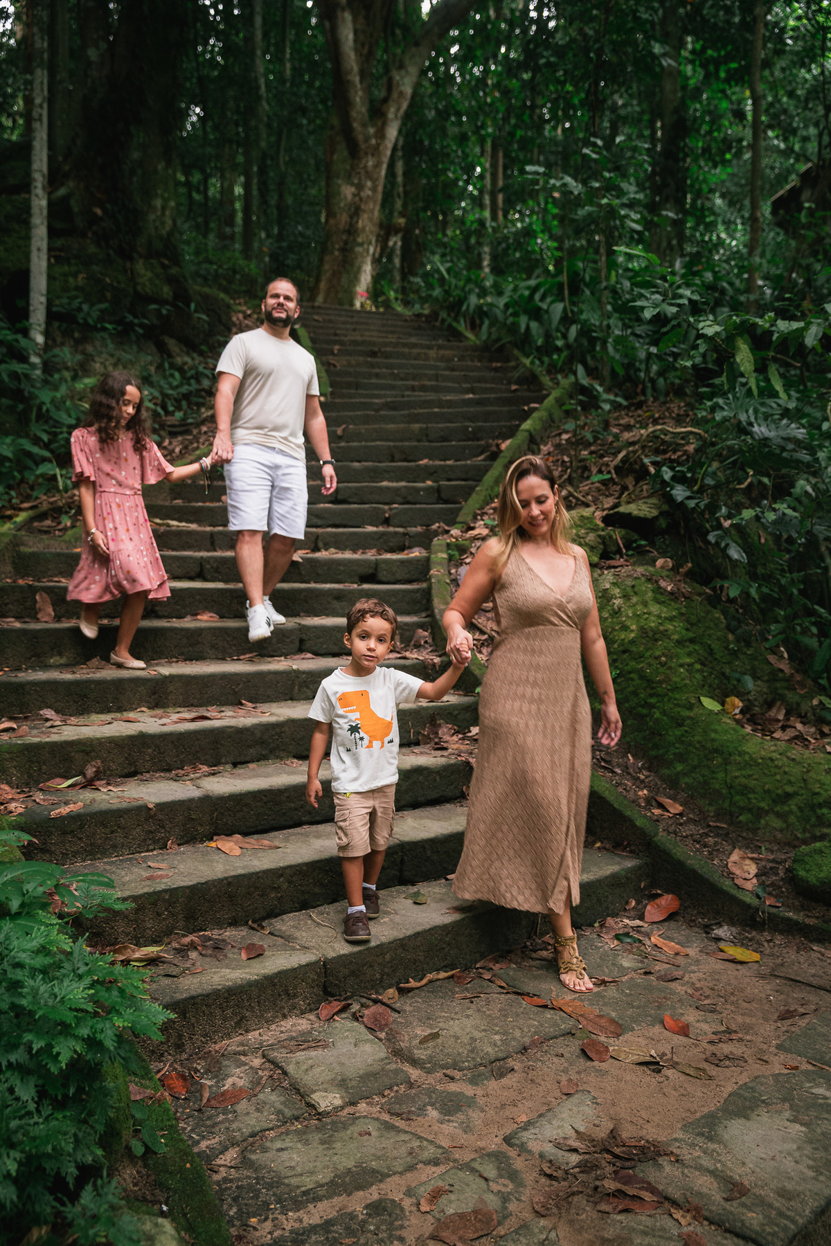 Ensaio fotografico de familia no parque lage  retrato de casal com filhos caminhando descendo as escadas