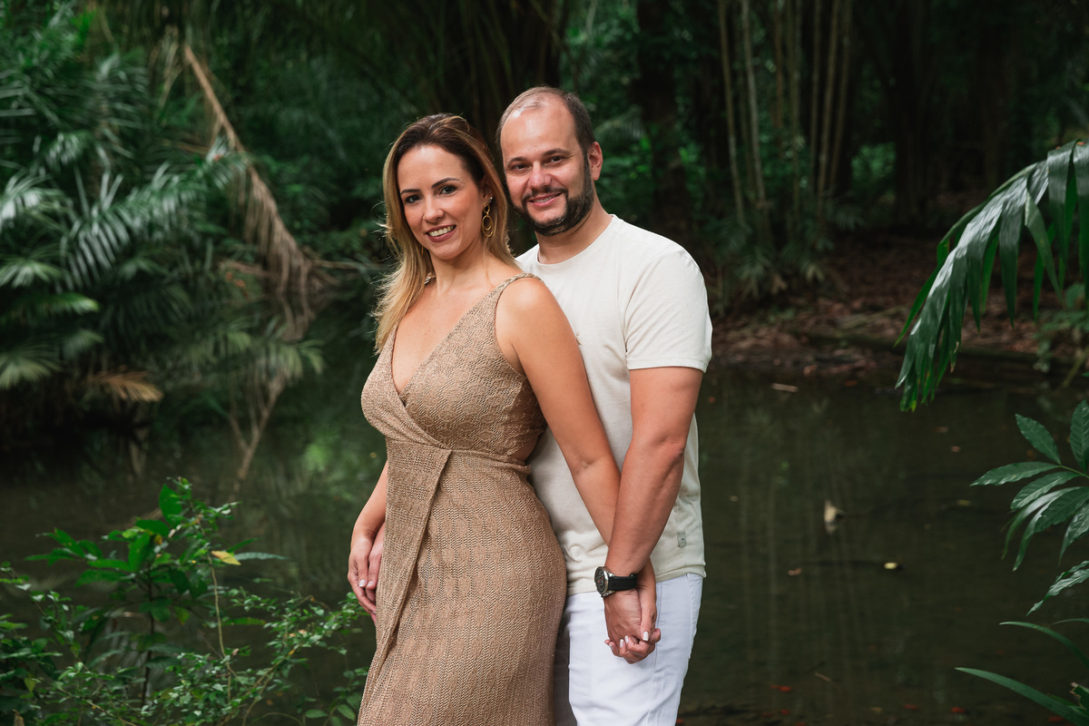 Ensaio fotografico de familia no parque lage retrato de casal na beira do lago