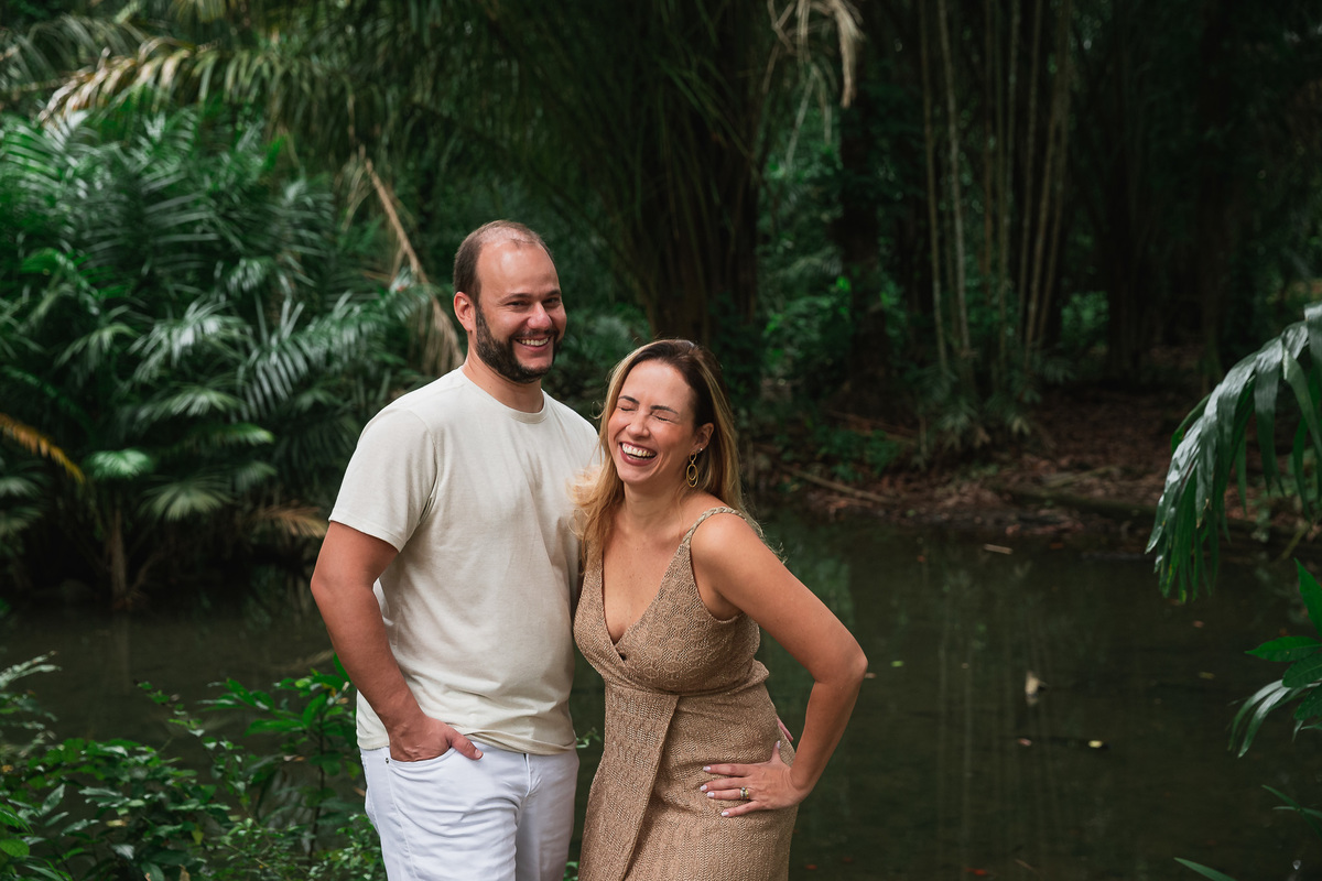 Ensaio fotografico de familia no parque lage retrato de casal na beira do lago gargalhada