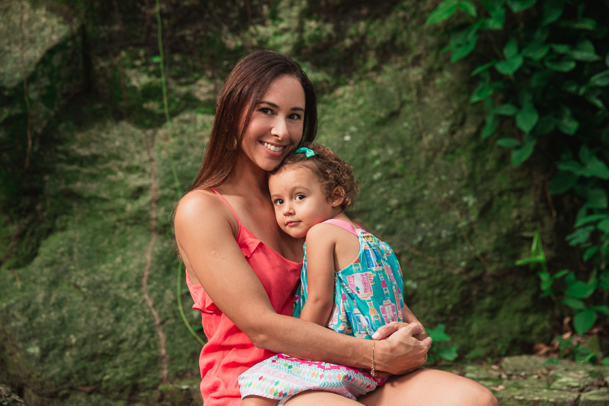 ensaio fotografico em familia no parque da catacumba mae e filha abraçadas 