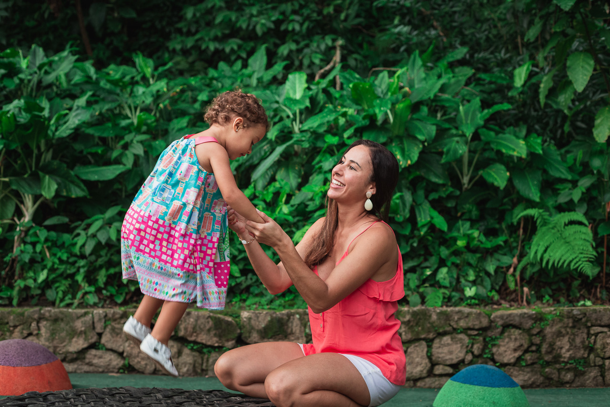 ensaio fotografico em familia no parque da catacumba mae e filha brincando juntas