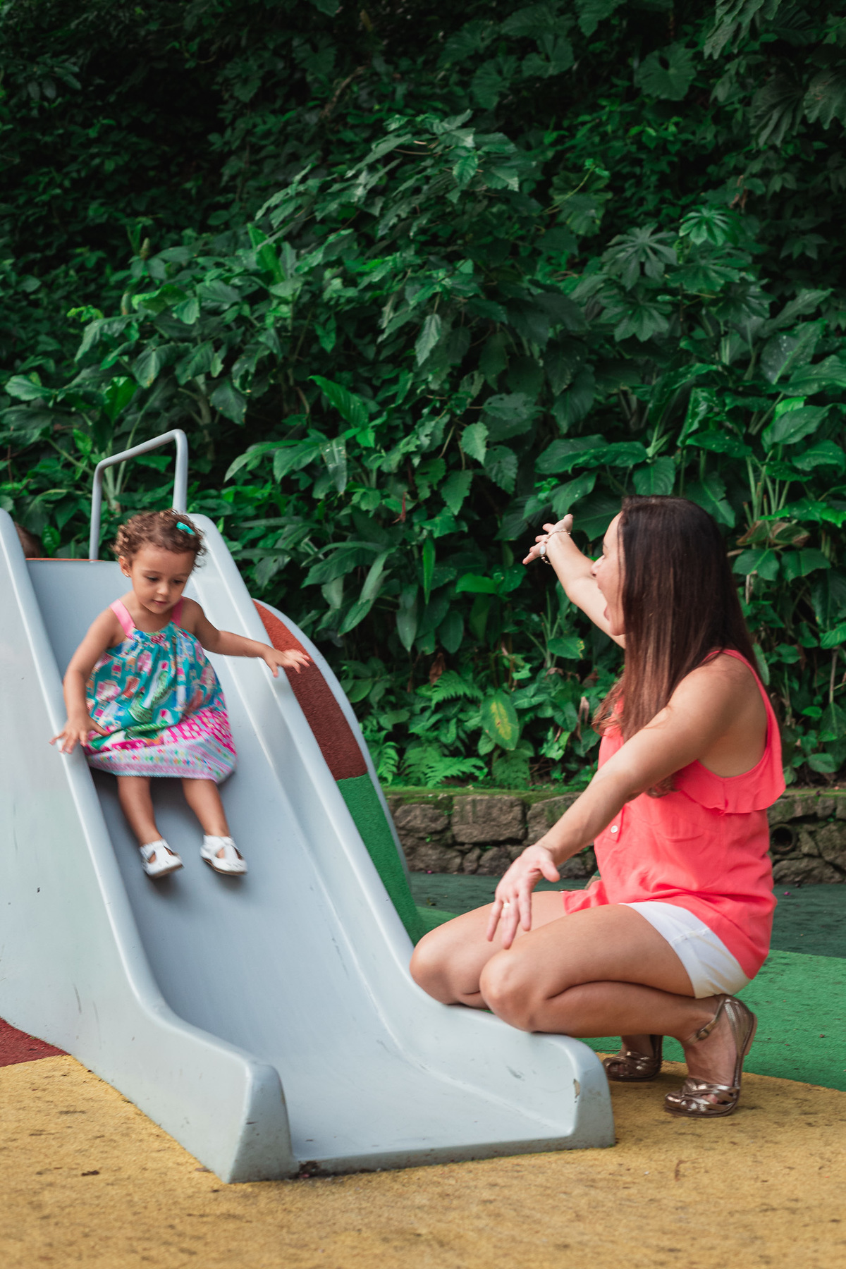 ensaio fotografico em familia no parque da catacumba mae e filha brincando juntas