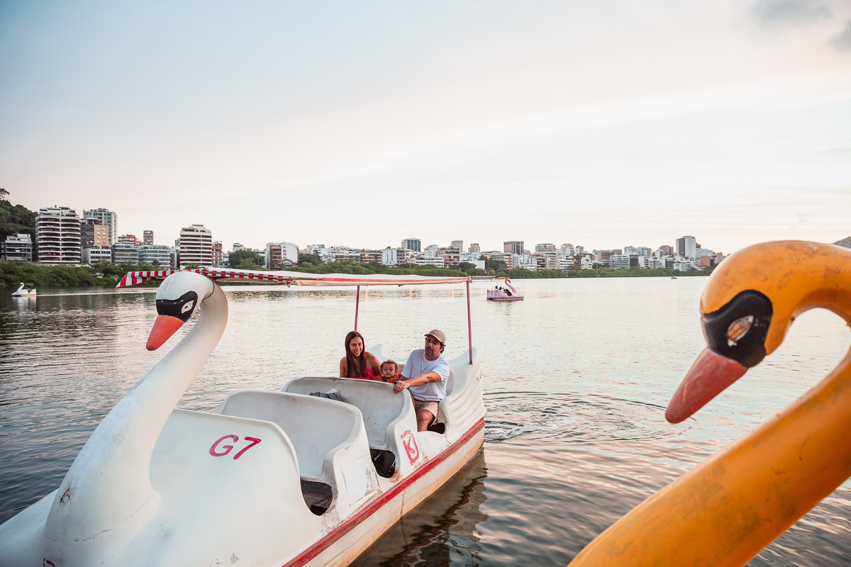 ensaio fotografico em familia na lagoa rodrigo de freitas pai mae e filha no pedalinho no meio da lagoa 