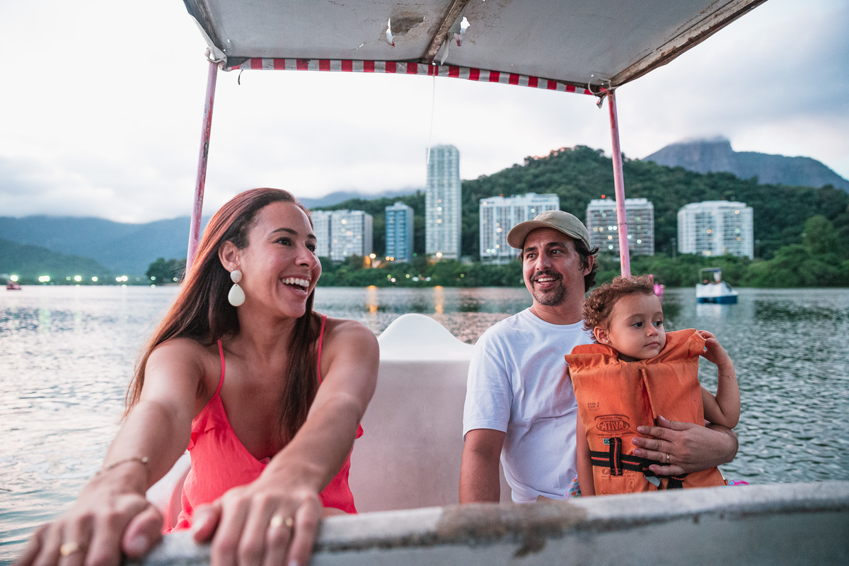 ensaio fotografico em familia na lagoa rodrigo de freitas pai mae e filha no pedalinho no meio da lagoa 