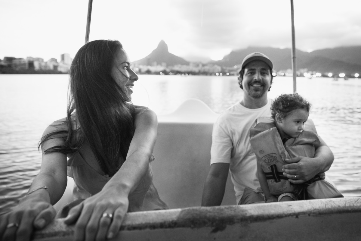 ensaio fotografico em familia na lagoa rodrigo de freitas pai mae e filha no pedalinho no meio da lagoa 
