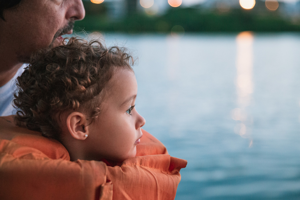 ensaio fotografico em familia na lagoa rodrigo de freitas pai mae e filha no pedalinho no meio da lagoa 