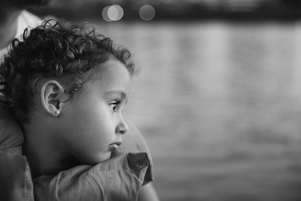 ensaio fotografico em familia na lagoa rodrigo de freitas pai mae e filha no pedalinho no meio da lagoa 