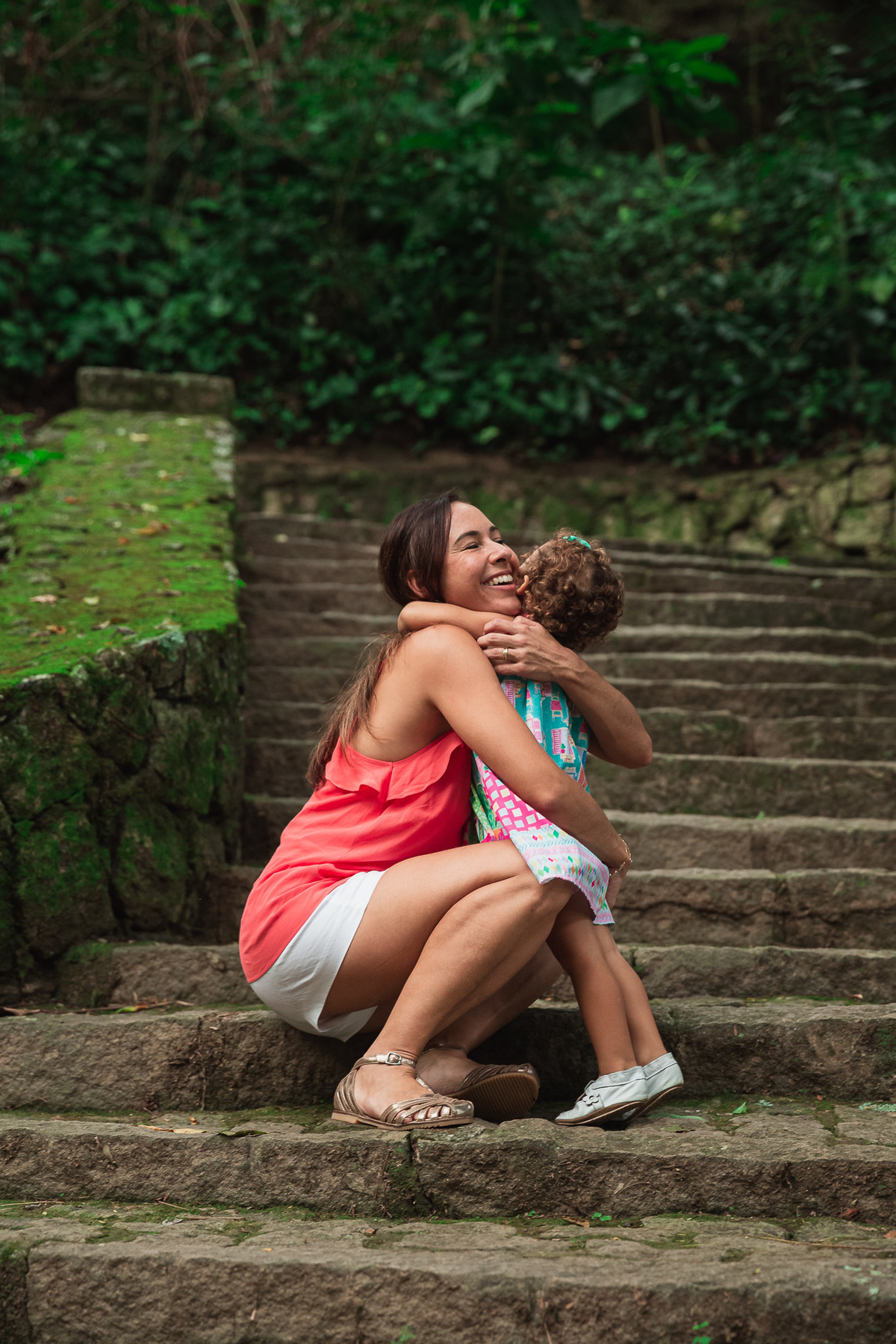 ensaio fotografico em familia no parque da catacumba mae e filha abraçadas na escada