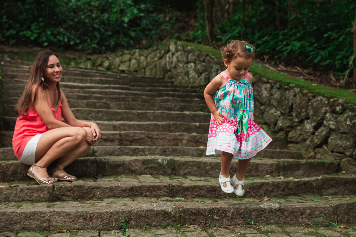 ensaio fotografico em familia no parque da catacumba mae e filha pulando as escadas