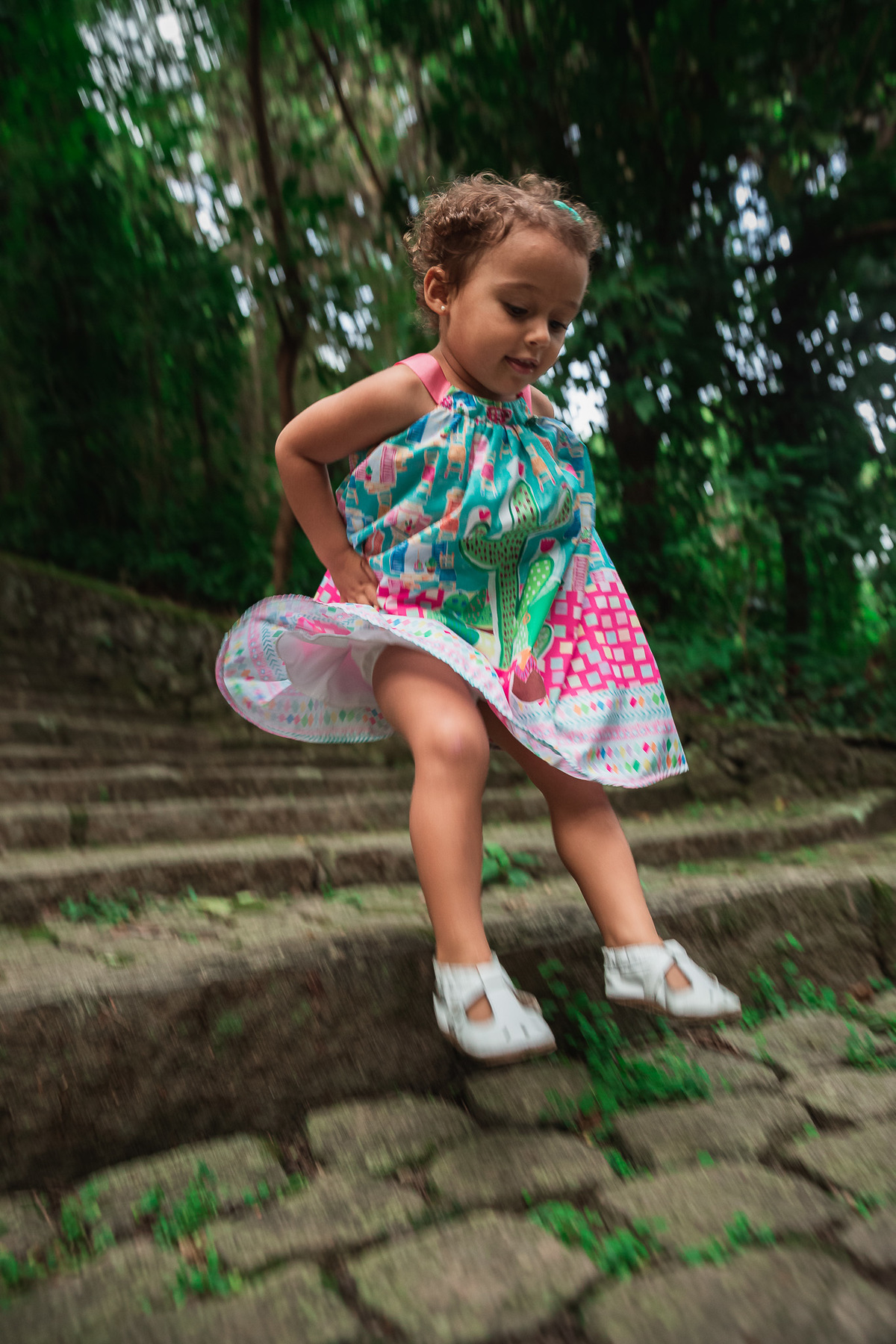 ensaio fotografico em familia no parque da catacumba mae e filha pulando as escadas