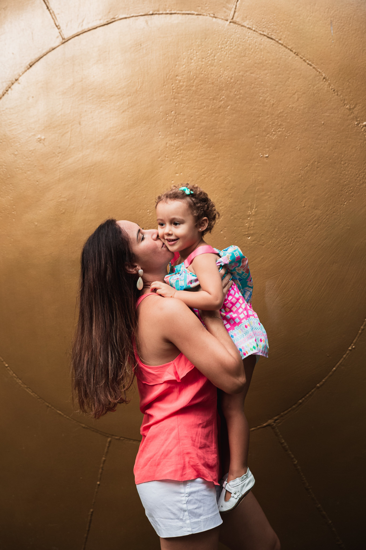 ensaio fotografico em familia no parque da catacumba mae jogando a filha pro alto e segurando