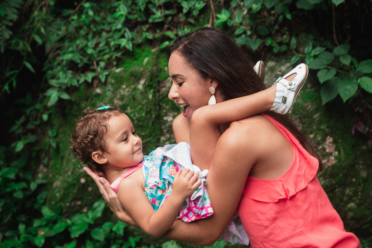 ensaio fotografico em familia no parque da catacumba mae e filha abraçadas 