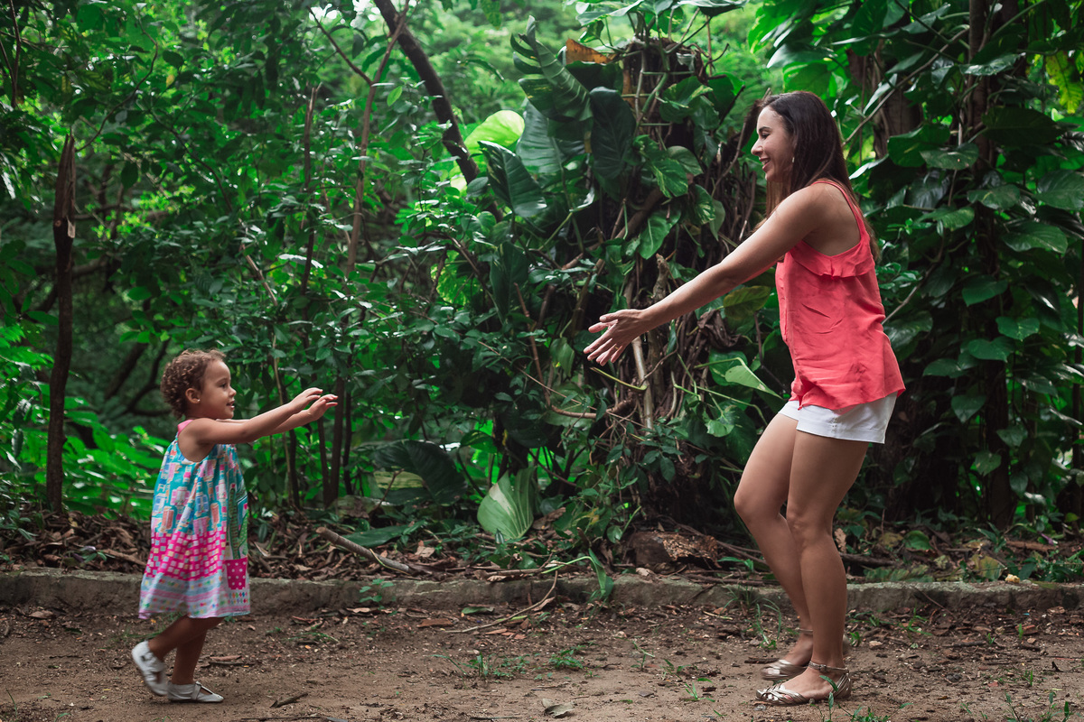 ensaio fotografico em familia no parque da catacumba mae e filha se juntando