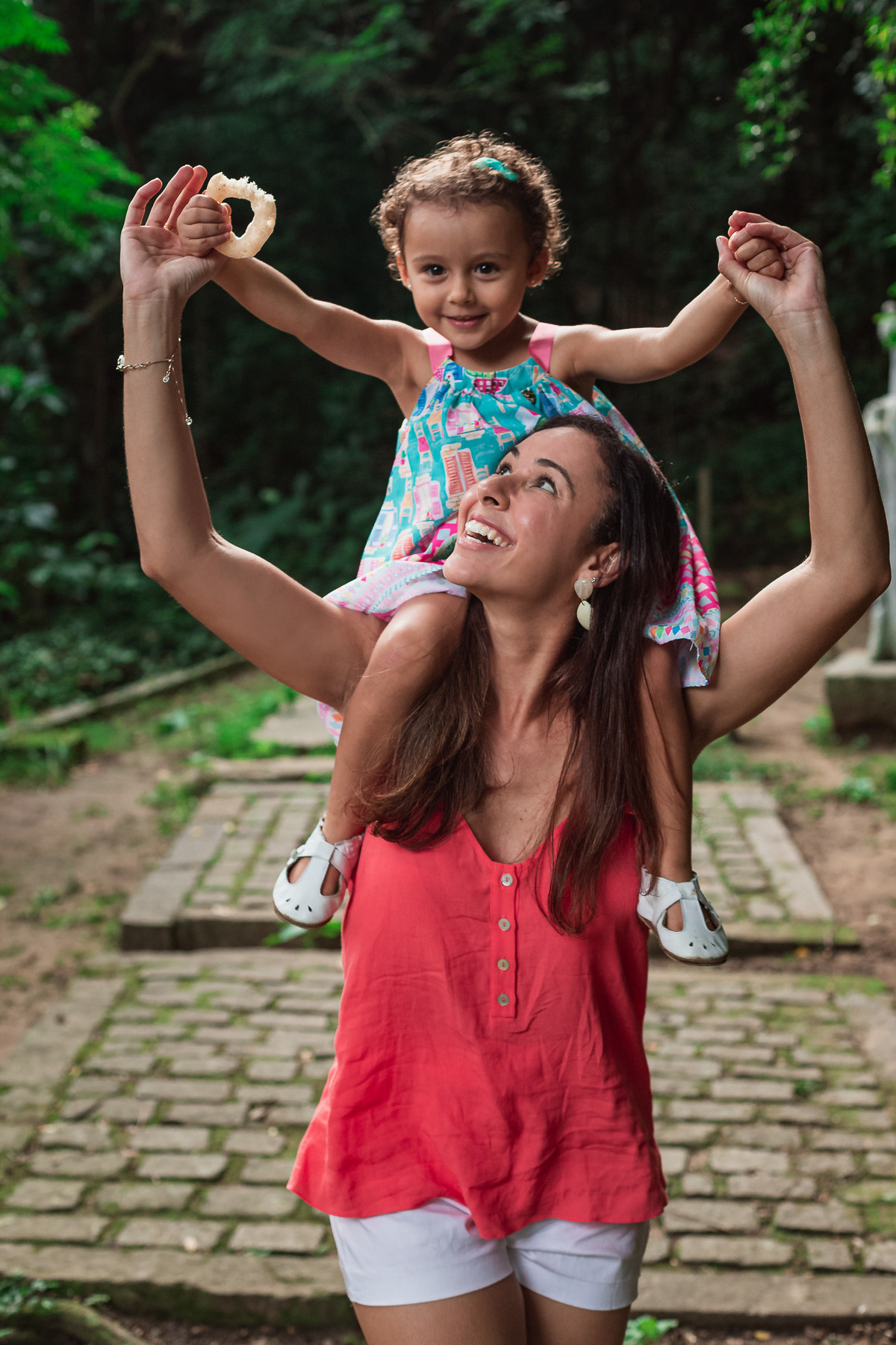 ensaio fotografico em familia no parque da catacumba mae e filha andando juntas pelo parque