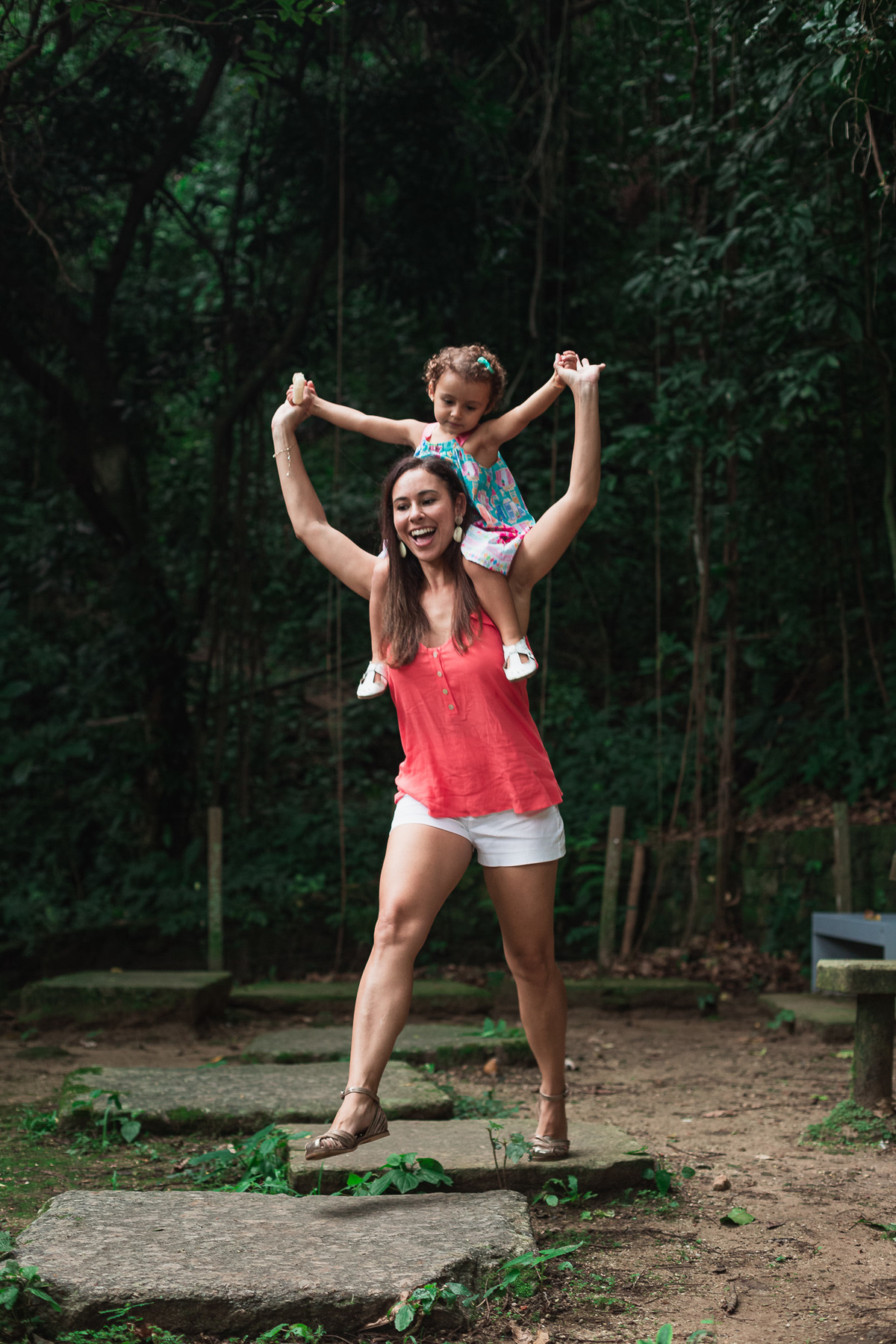 ensaio fotografico em familia no parque da catacumba mae e filha andando juntas pelo parque
