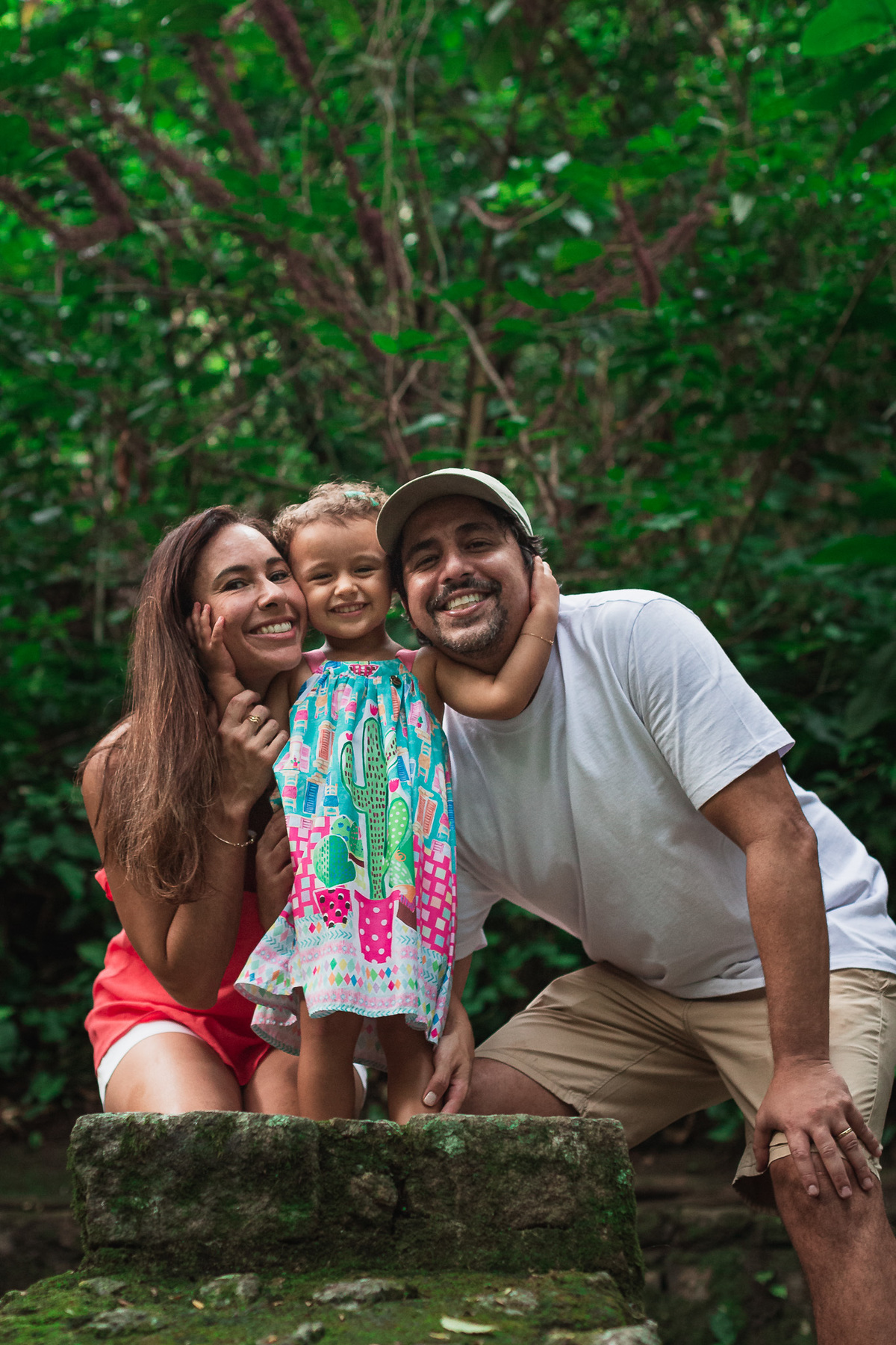 ensaio fotografico em familia no parque da catacumba filha abraçando pai e mae